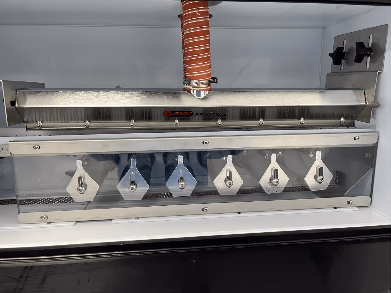 Sonic XE Air Knife drying bottles on a conveyor line.